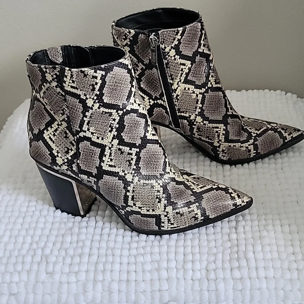 Gray Animal Print - Picture 2 of 8